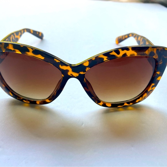 TAHARI by Elie Tahari Sunglasses Model GYTH1213-R TH558 Tortoise - Picture 3 of 4